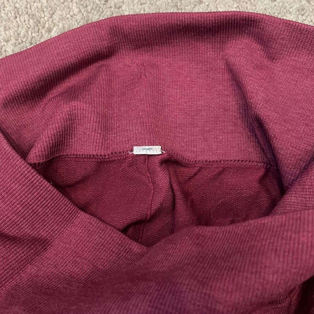 Lululemon ombré berry capri legging size 4 - Picture 4 of 5